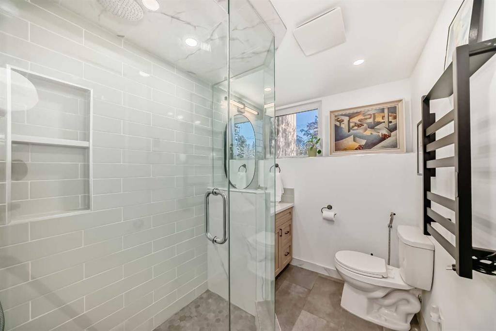 91 Chisholm Crescent Nw, Calgary, AB - Indoor Photo Showing Bathroom