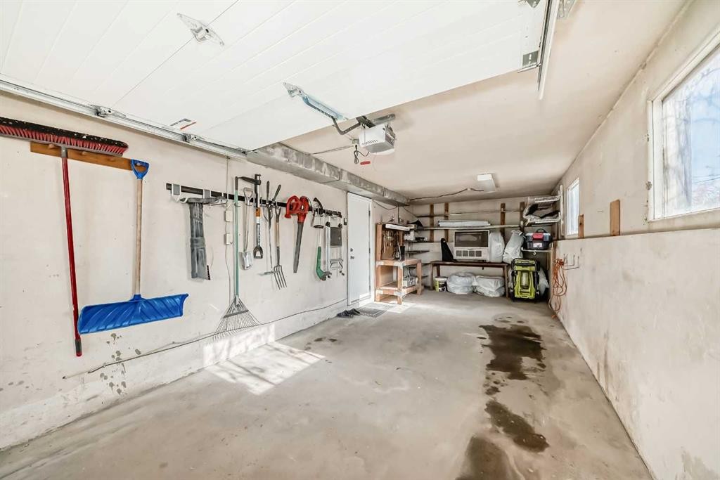 91 Chisholm Crescent Nw, Calgary, AB - Indoor Photo Showing Garage