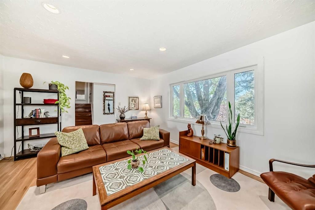 91 Chisholm Crescent Nw, Calgary, AB - Indoor Photo Showing Living Room
