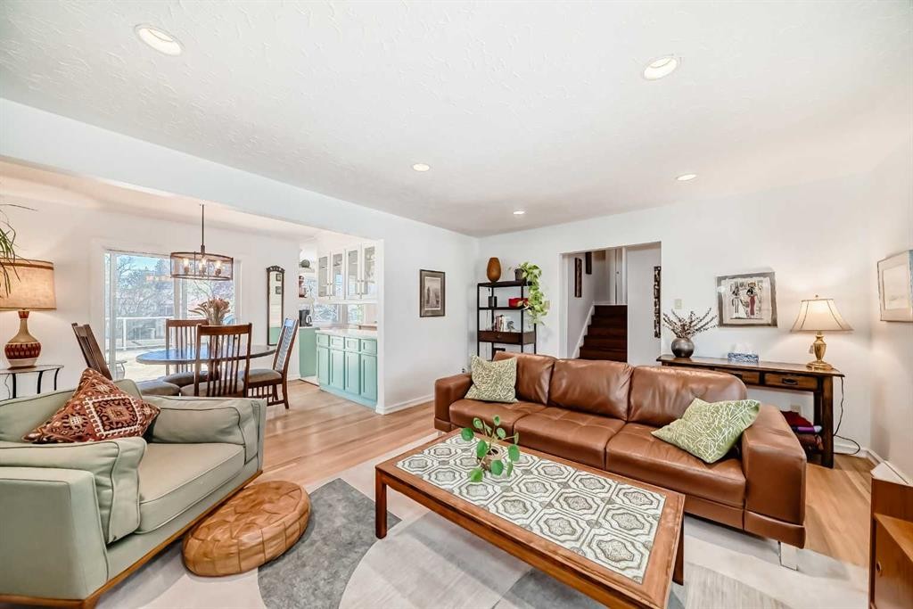 91 Chisholm Crescent Nw, Calgary, AB - Indoor Photo Showing Living Room