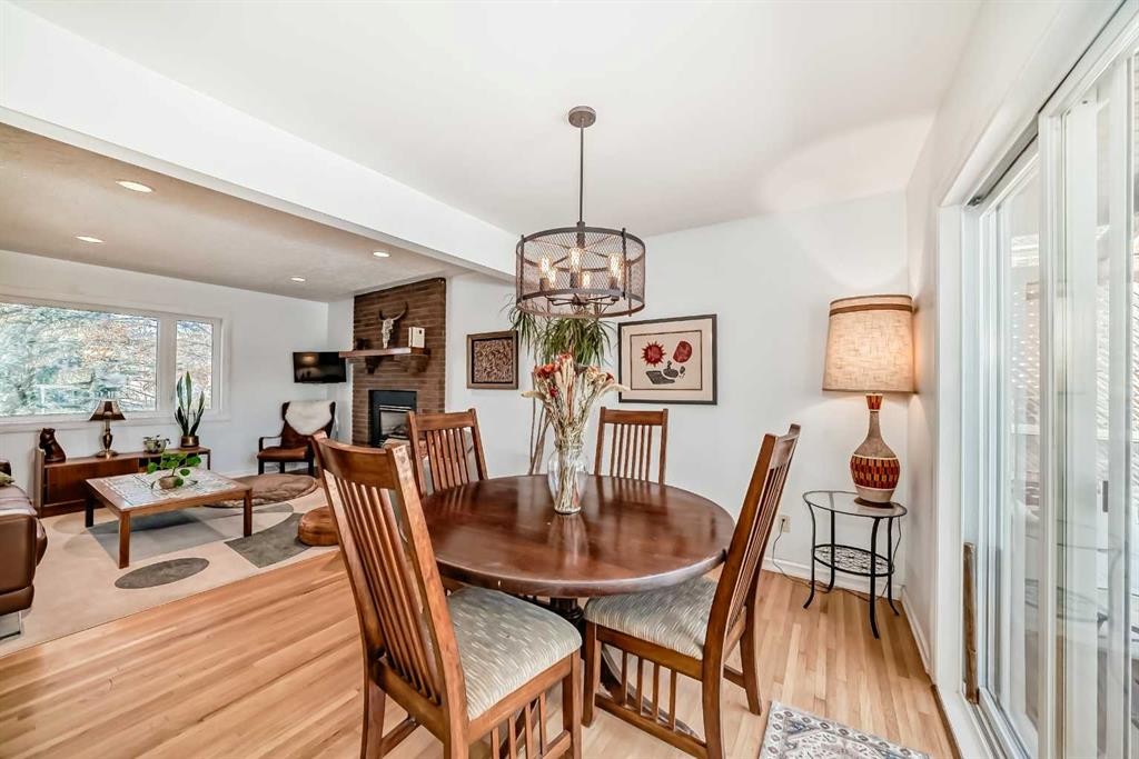 91 Chisholm Crescent Nw, Calgary, AB - Indoor Photo Showing Dining Room