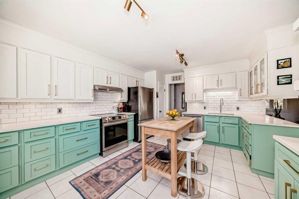 91 Chisholm Crescent Nw, Calgary, AB - Indoor Photo Showing Kitchen With Upgraded Kitchen