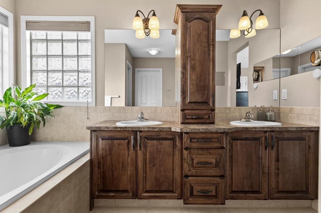 800 Prestwick Circle Se, Calgary, AB - Indoor Photo Showing Bathroom