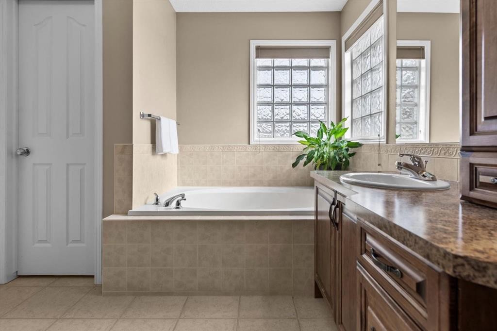 800 Prestwick Circle Se, Calgary, AB - Indoor Photo Showing Bathroom