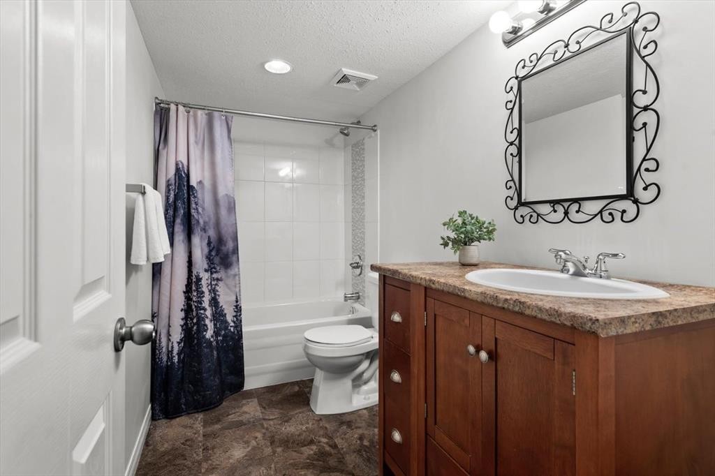 800 Prestwick Circle Se, Calgary, AB - Indoor Photo Showing Bathroom
