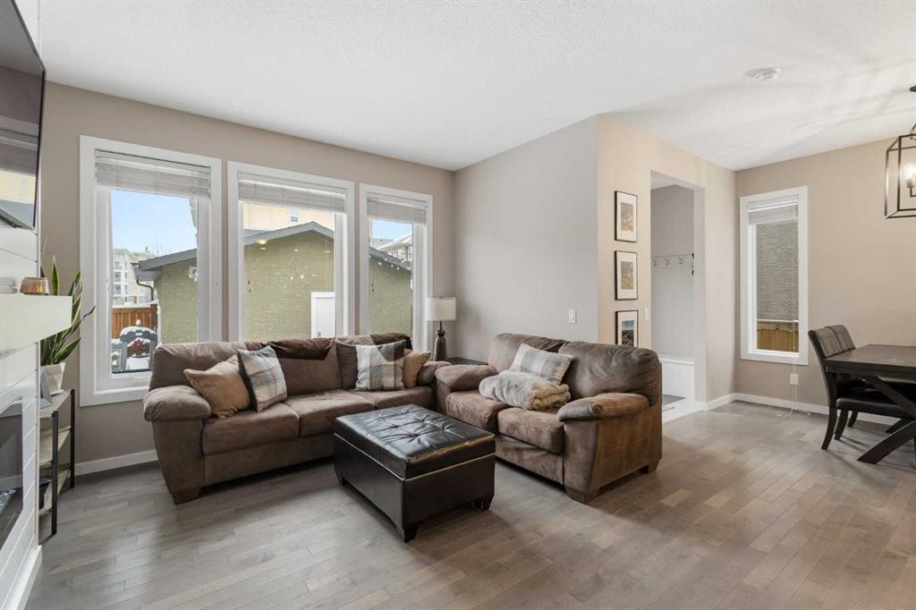 41 Marquis Common Se, Calgary, AB - Indoor Photo Showing Living Room