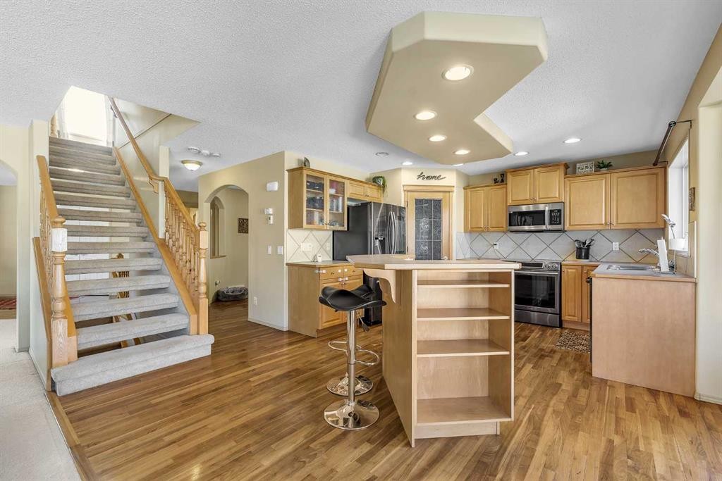 97 Everwillow Close Sw, Calgary, AB - Indoor Photo Showing Kitchen