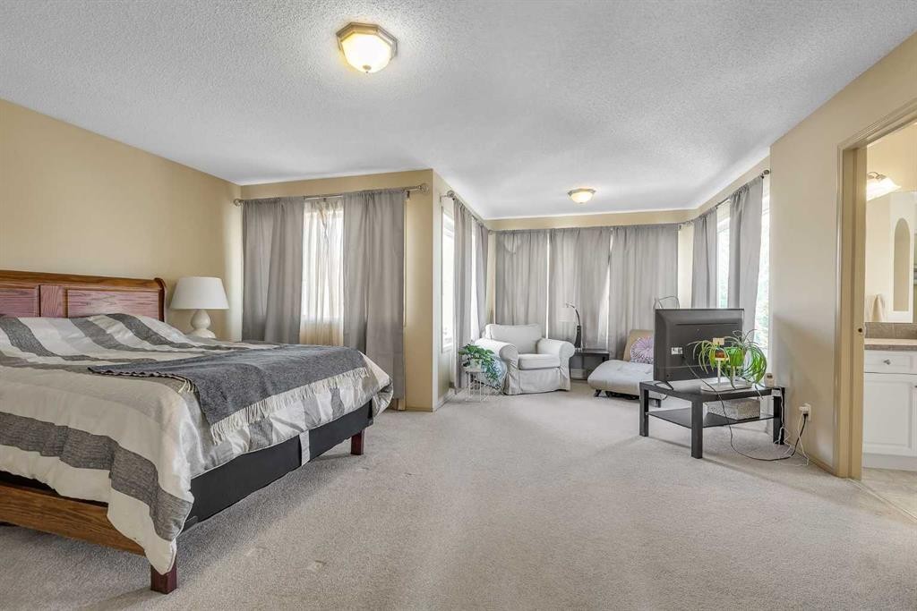 97 Everwillow Close Sw, Calgary, AB - Indoor Photo Showing Bedroom
