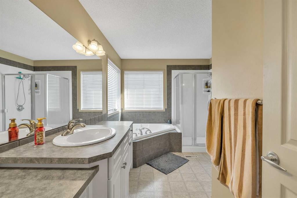 97 Everwillow Close Sw, Calgary, AB - Indoor Photo Showing Bathroom