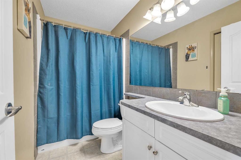97 Everwillow Close Sw, Calgary, AB - Indoor Photo Showing Bathroom