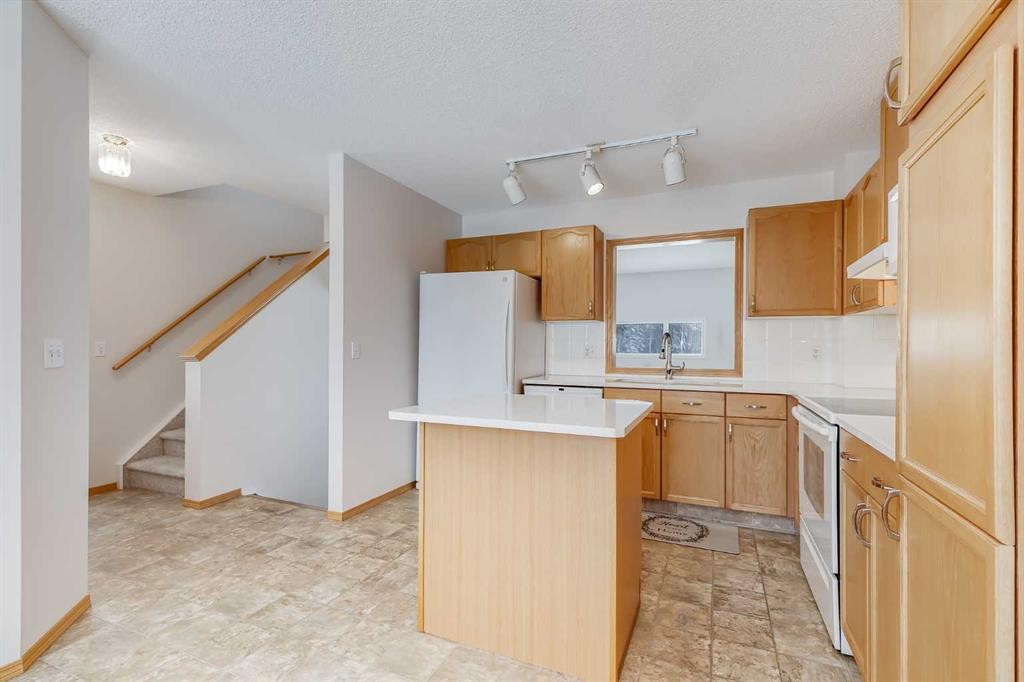 153 Rocky Ridge Court Nw, Calgary, AB - Indoor Photo Showing Kitchen