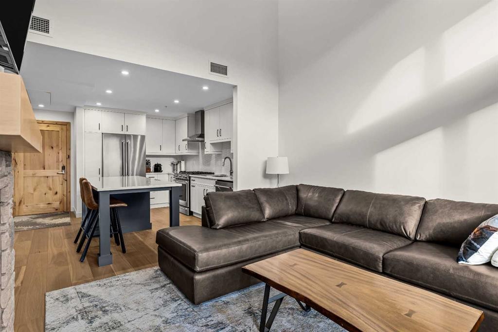 402-1315 Spring Creek Gate, Canmore, AB - Indoor Photo Showing Living Room