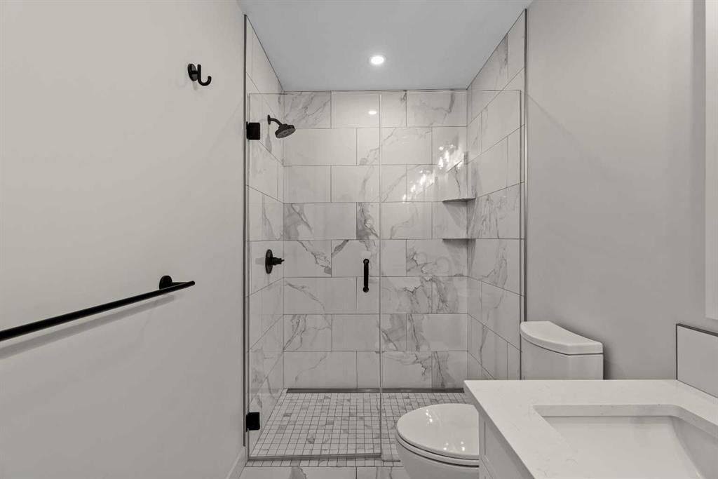 402-1315 Spring Creek Gate, Canmore, AB - Indoor Photo Showing Bathroom