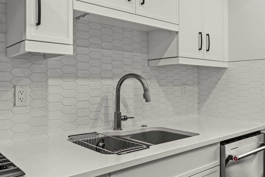 402-1315 Spring Creek Gate, Canmore, AB - Indoor Photo Showing Kitchen With Double Sink