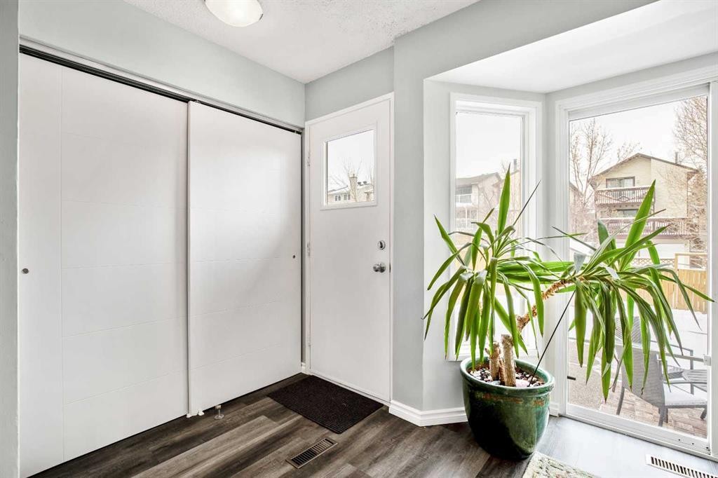 71 Strathcona Crescent Sw, Calgary, AB - Indoor Photo Showing Other Room