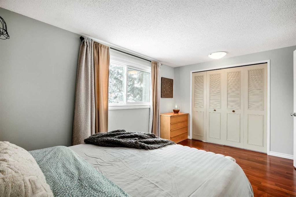 71 Strathcona Crescent Sw, Calgary, AB - Indoor Photo Showing Bedroom