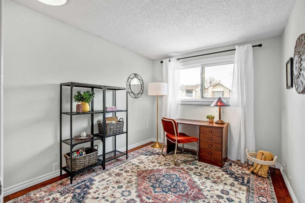 71 Strathcona Crescent Sw, Calgary, AB - Indoor Photo Showing Office