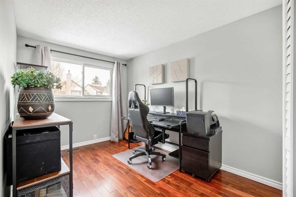 71 Strathcona Crescent Sw, Calgary, AB - Indoor Photo Showing Office