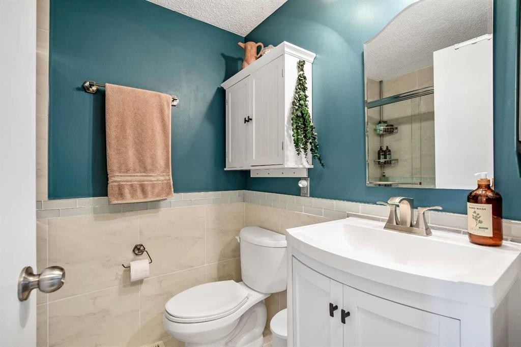 71 Strathcona Crescent Sw, Calgary, AB - Indoor Photo Showing Bathroom