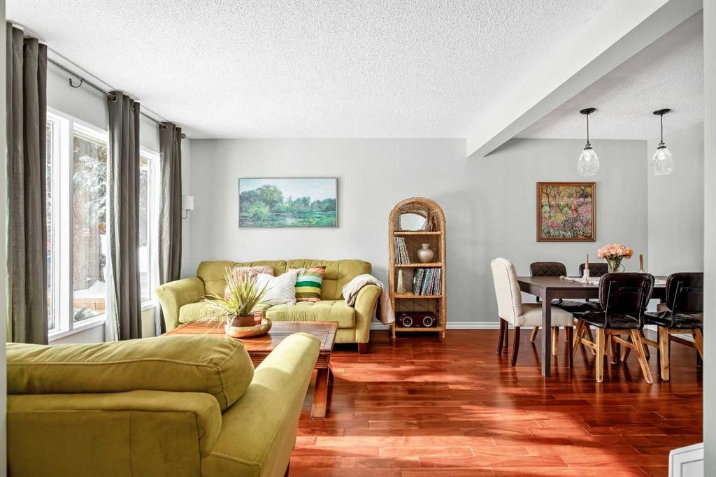 71 Strathcona Crescent Sw, Calgary, AB - Indoor Photo Showing Living Room