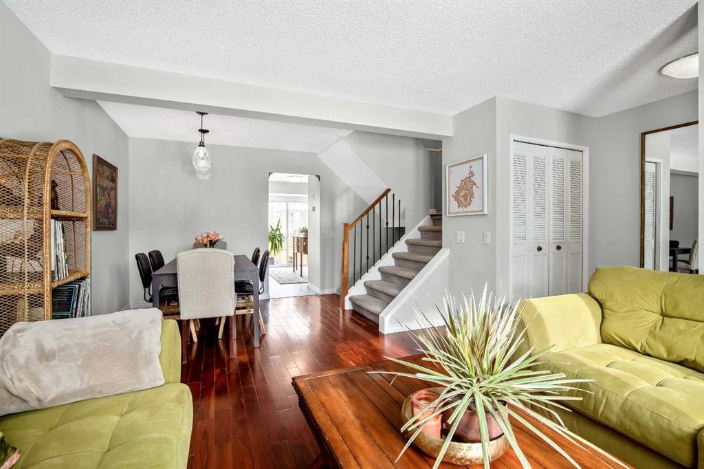 71 Strathcona Crescent Sw, Calgary, AB - Indoor Photo Showing Living Room