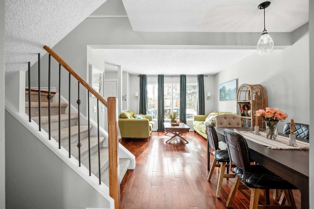 71 Strathcona Crescent Sw, Calgary, AB - Indoor Photo Showing Other Room