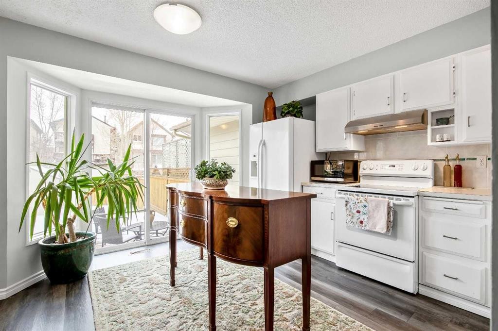 71 Strathcona Crescent Sw, Calgary, AB - Indoor Photo Showing Kitchen