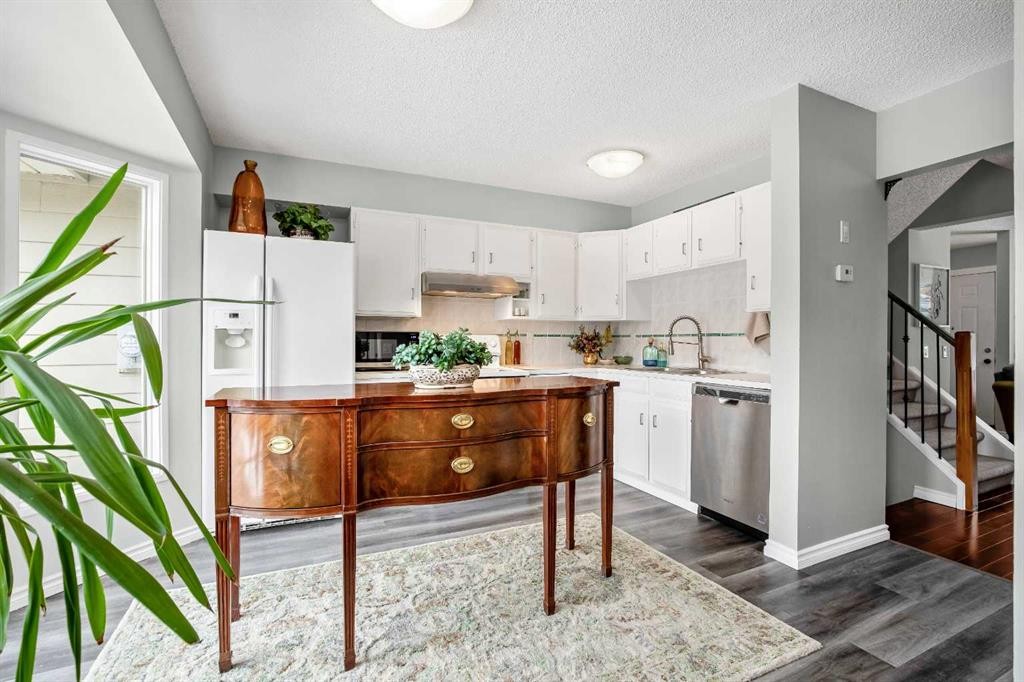 71 Strathcona Crescent Sw, Calgary, AB - Indoor Photo Showing Kitchen