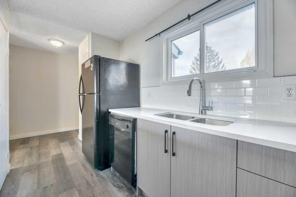 29-131 Templehill Drive Ne, Calgary, AB - Indoor Photo Showing Kitchen With Double Sink
