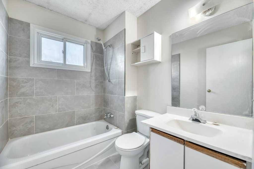 29-131 Templehill Drive Ne, Calgary, AB - Indoor Photo Showing Bathroom