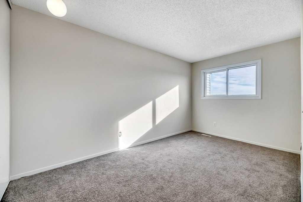 29-131 Templehill Drive Ne, Calgary, AB - Indoor Photo Showing Other Room