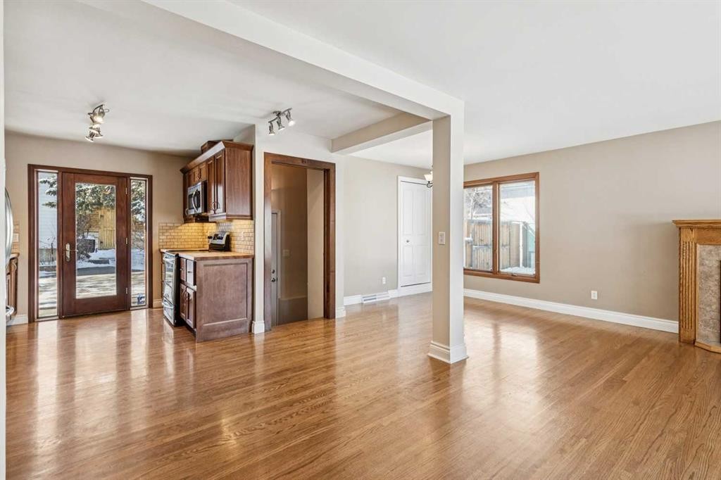 5415 Centre A Street Ne, Calgary, AB - Indoor With Fireplace