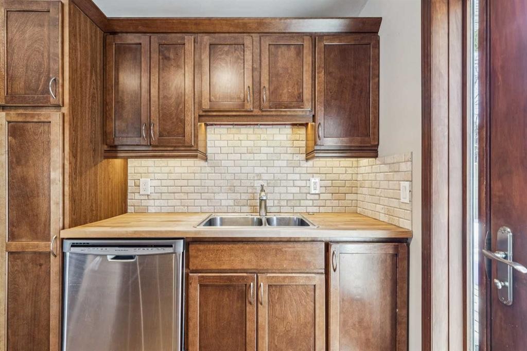 5415 Centre A Street Ne, Calgary, AB - Indoor Photo Showing Kitchen With Double Sink