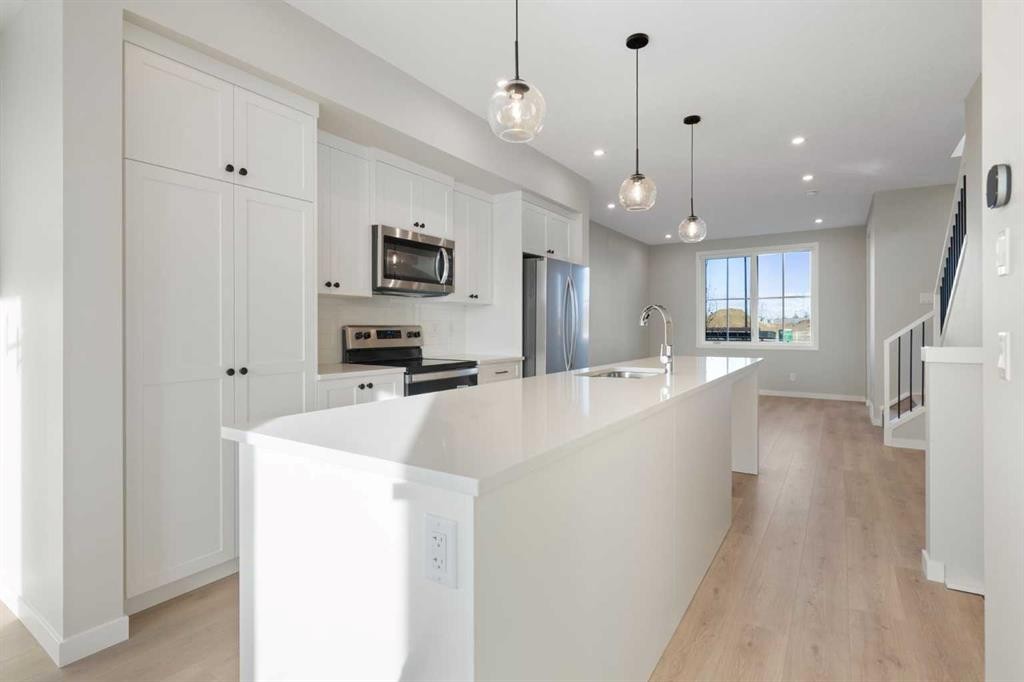 1465 Rangeview Drive Se, Calgary, AB - Indoor Photo Showing Kitchen With Upgraded Kitchen