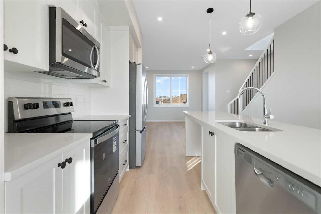 1465 Rangeview Drive Se, Calgary, AB - Indoor Photo Showing Kitchen With Double Sink With Upgraded Kitchen