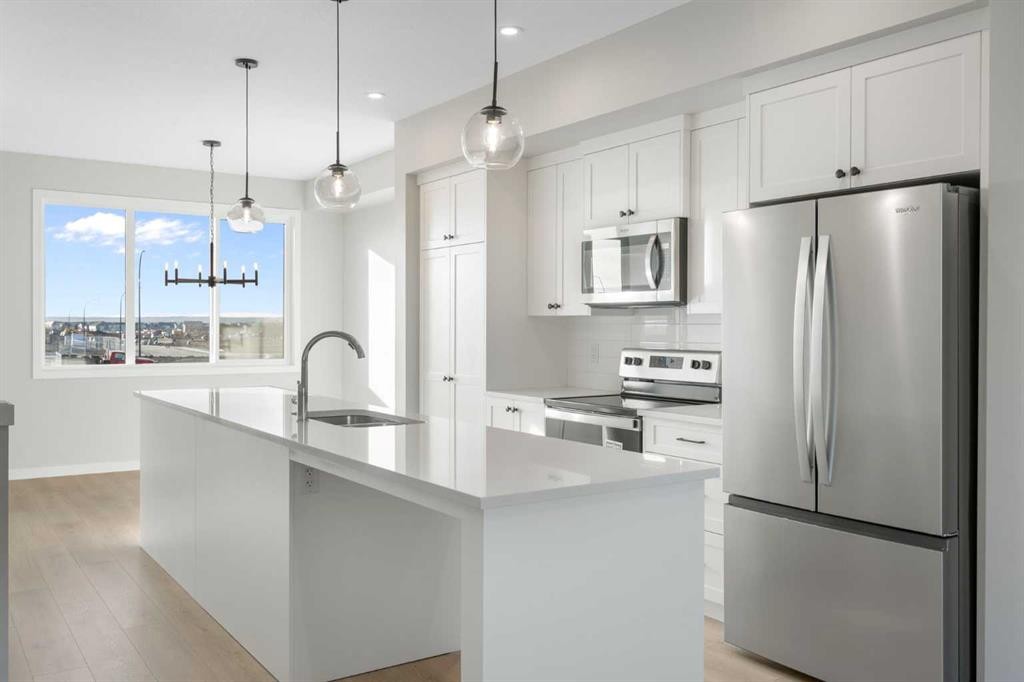 1465 Rangeview Drive Se, Calgary, AB - Indoor Photo Showing Kitchen With Upgraded Kitchen