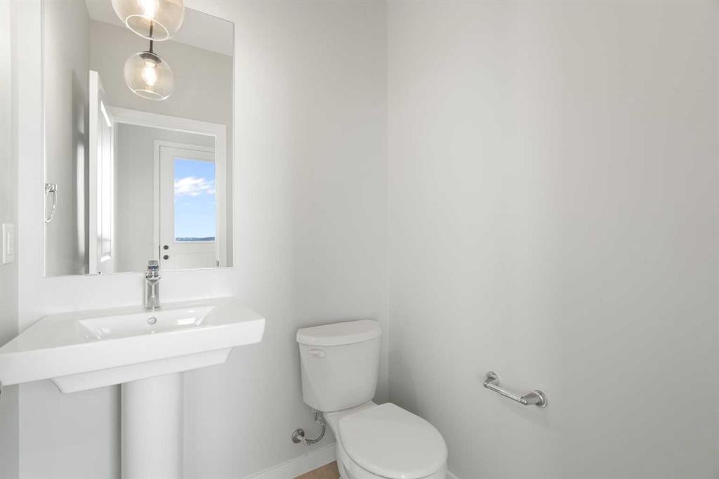 1465 Rangeview Drive Se, Calgary, AB - Indoor Photo Showing Bathroom