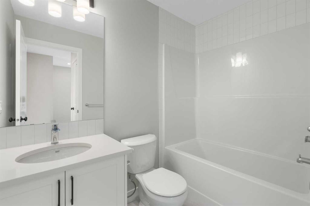 1465 Rangeview Drive Se, Calgary, AB - Indoor Photo Showing Bathroom