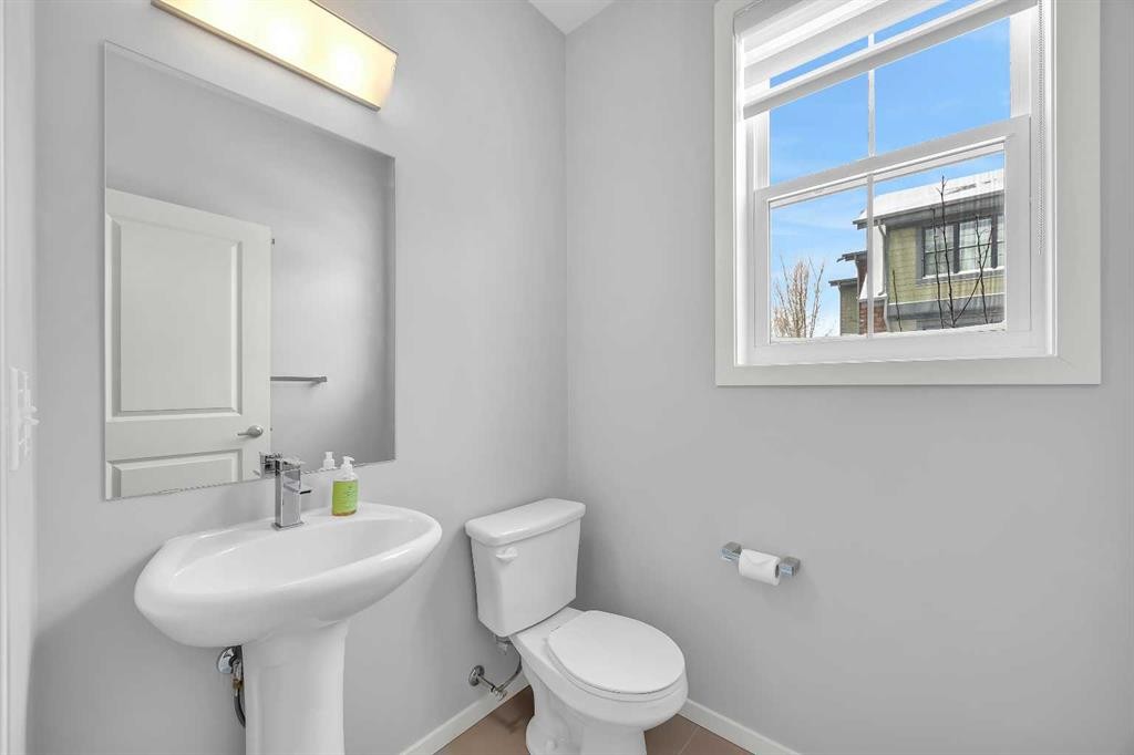 455 Ascot Circle Sw, Calgary, AB - Indoor Photo Showing Bathroom