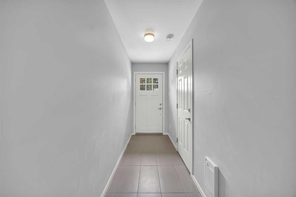 455 Ascot Circle Sw, Calgary, AB - Indoor Photo Showing Other Room