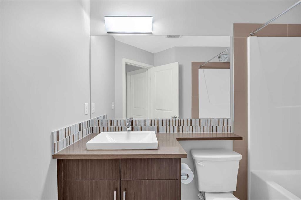 455 Ascot Circle Sw, Calgary, AB - Indoor Photo Showing Bathroom