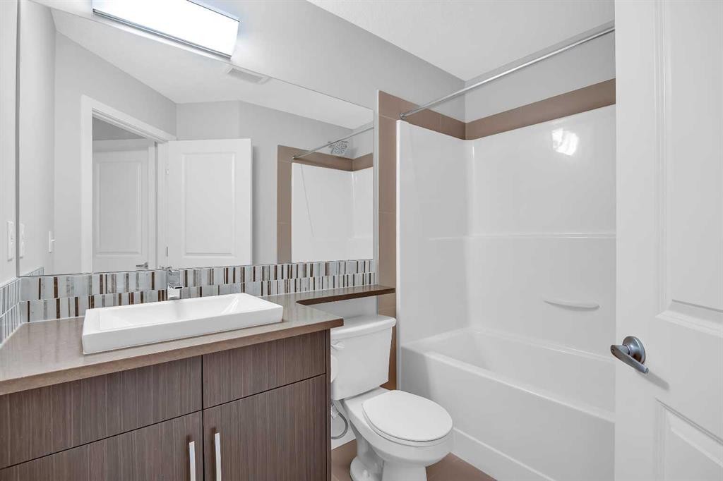455 Ascot Circle Sw, Calgary, AB - Indoor Photo Showing Bathroom