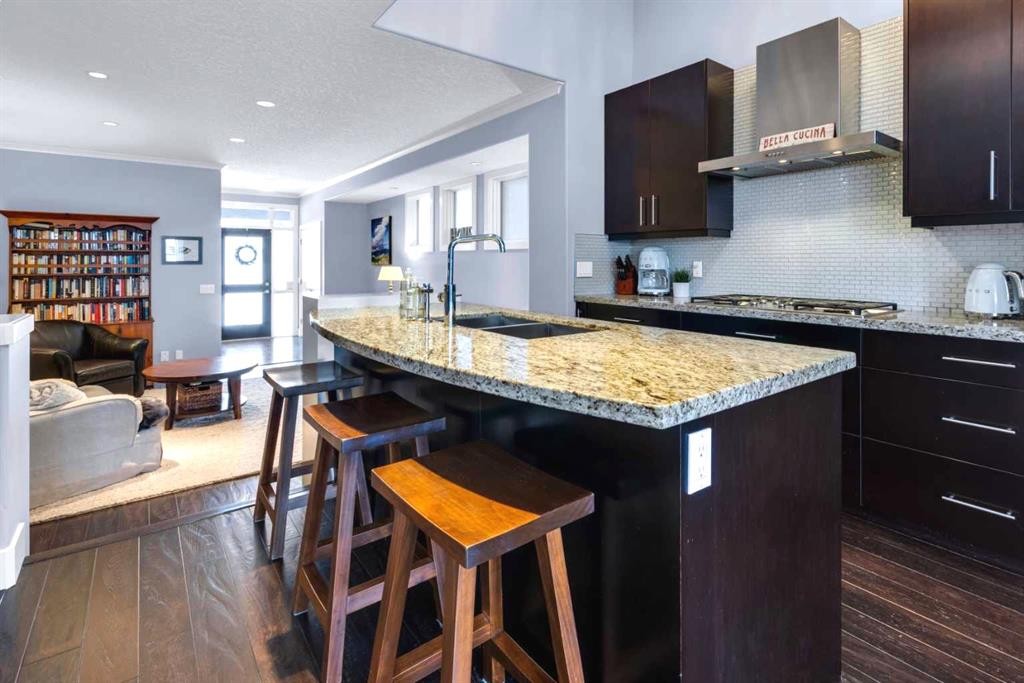 448 13 Street Nw, Calgary, AB - Indoor Photo Showing Kitchen With Upgraded Kitchen
