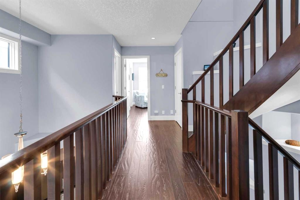 448 13 Street Nw, Calgary, AB - Indoor Photo Showing Other Room