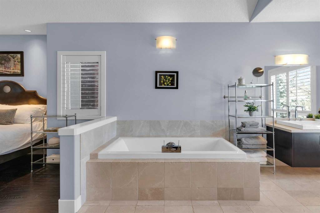 448 13 Street Nw, Calgary, AB - Indoor Photo Showing Bathroom
