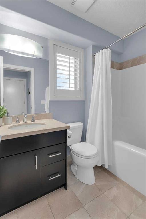 448 13 Street Nw, Calgary, AB - Indoor Photo Showing Bathroom