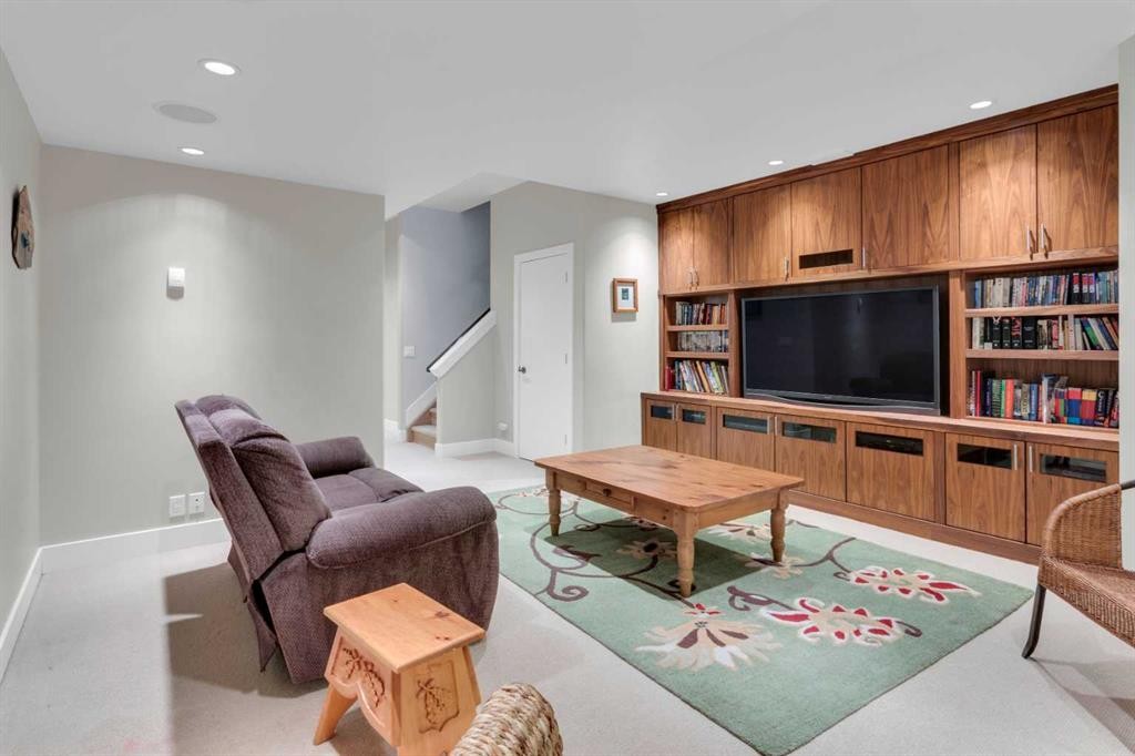 448 13 Street Nw, Calgary, AB - Indoor Photo Showing Living Room