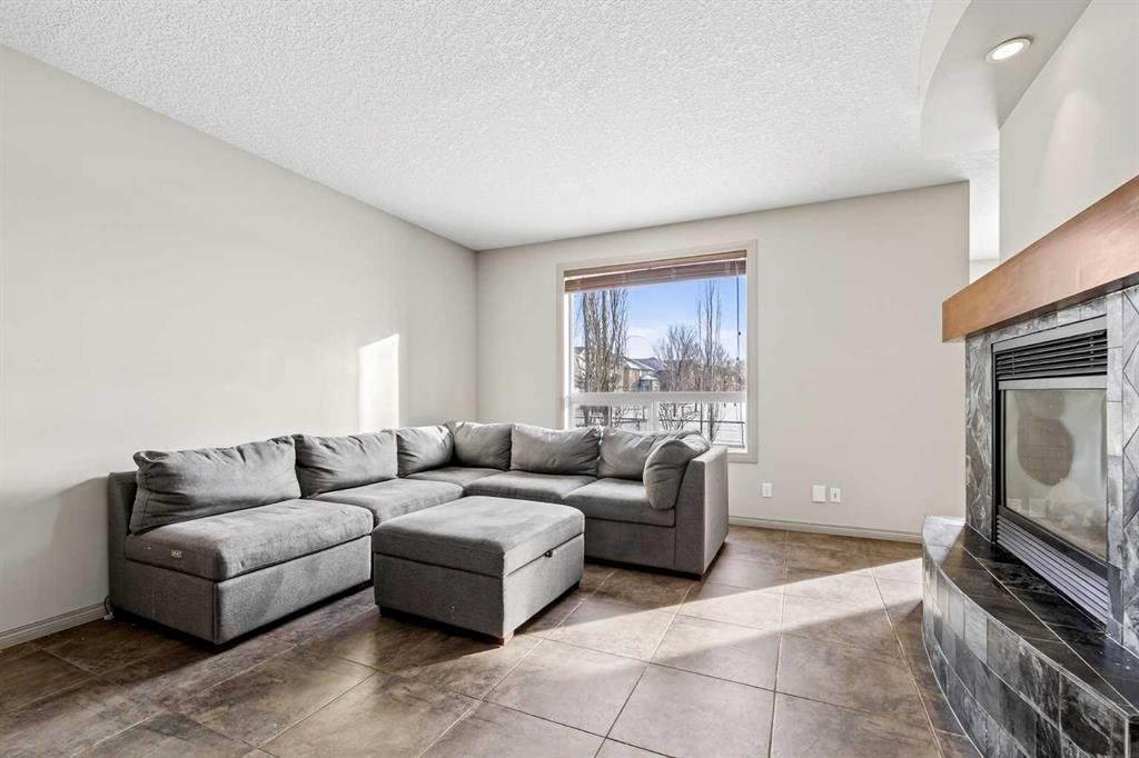 14 Springborough Crescent Sw, Calgary, AB - Indoor Photo Showing Living Room