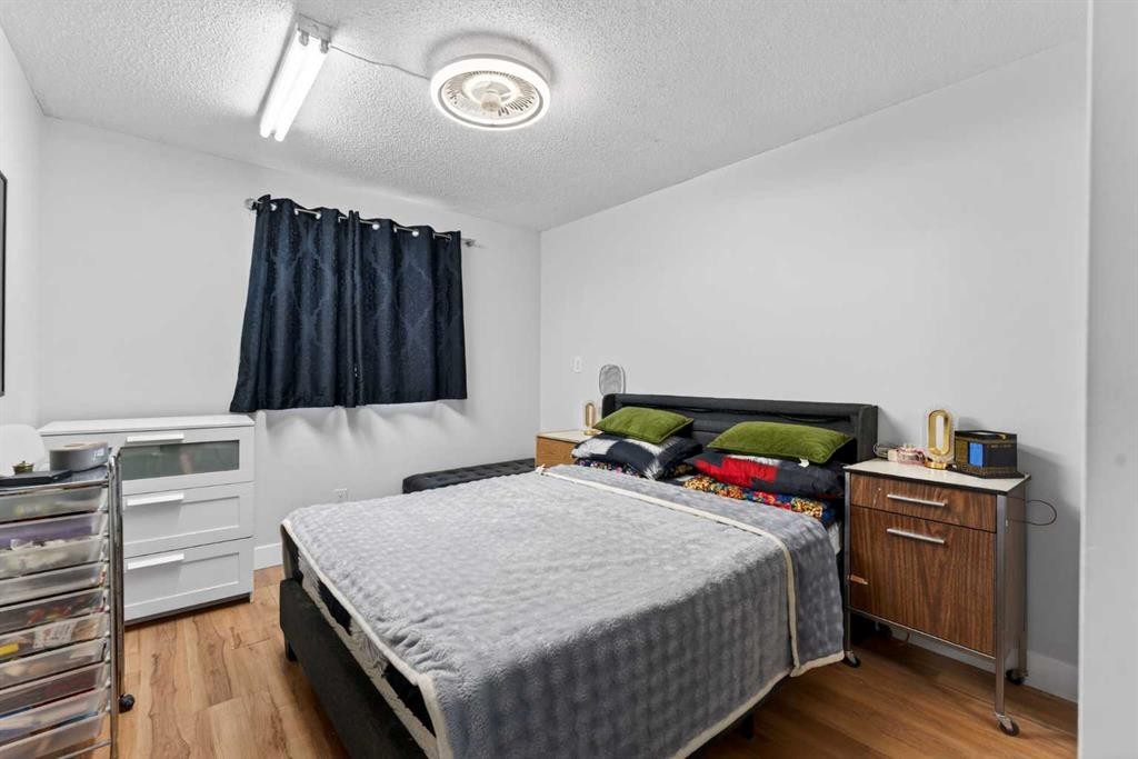 6003 Pinepoint Drive Ne, Calgary, AB - Indoor Photo Showing Bedroom