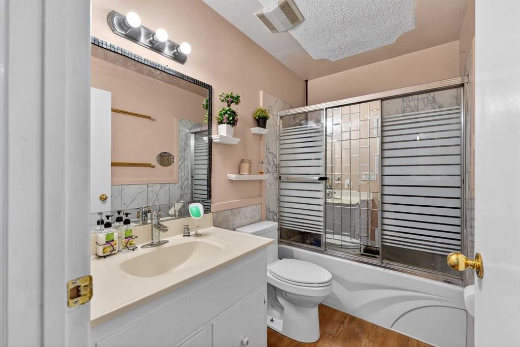 6003 Pinepoint Drive Ne, Calgary, AB - Indoor Photo Showing Bathroom